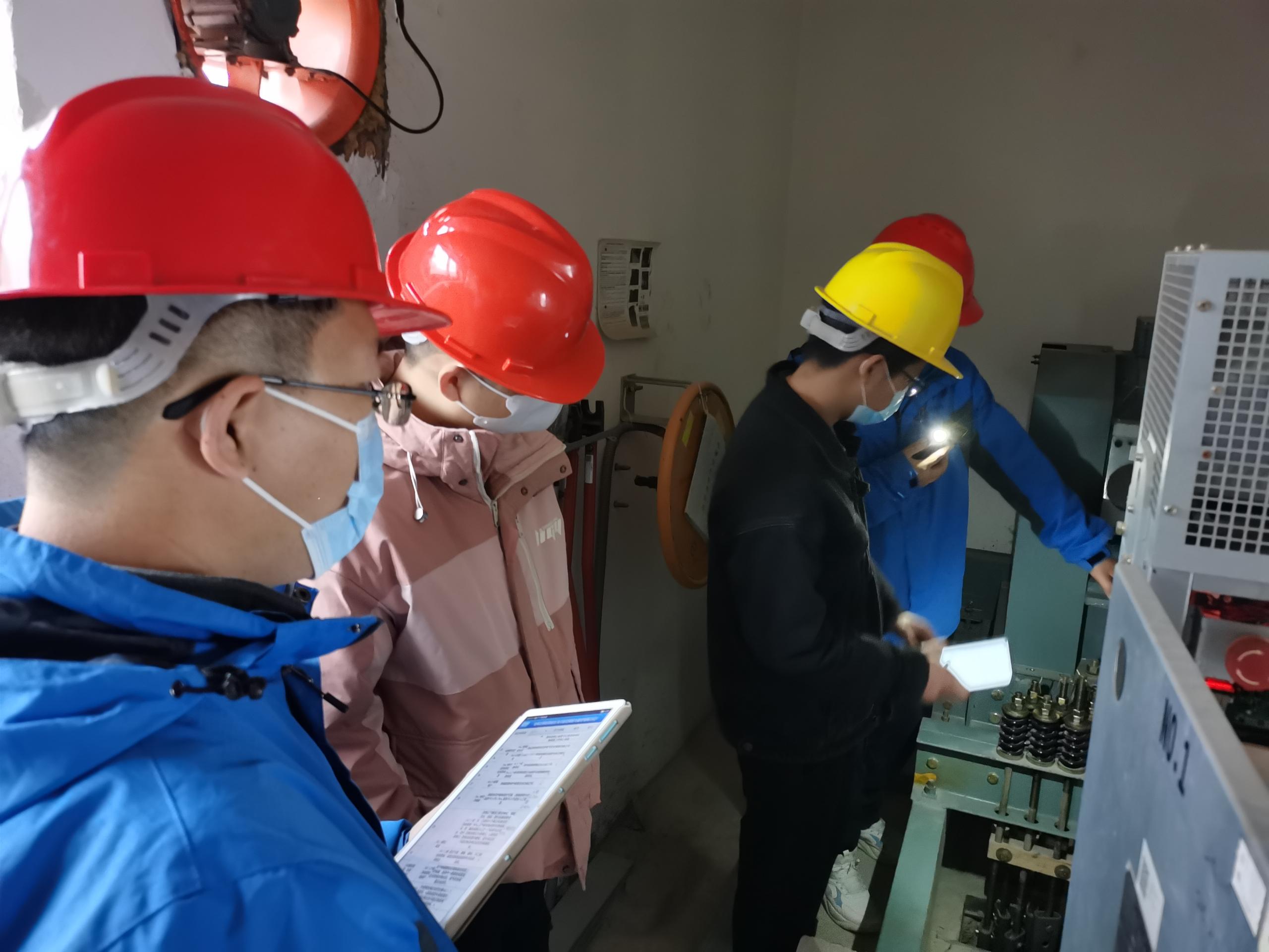 玉林市电梯检测督导小组莅临小区电梯检测现场监督指导